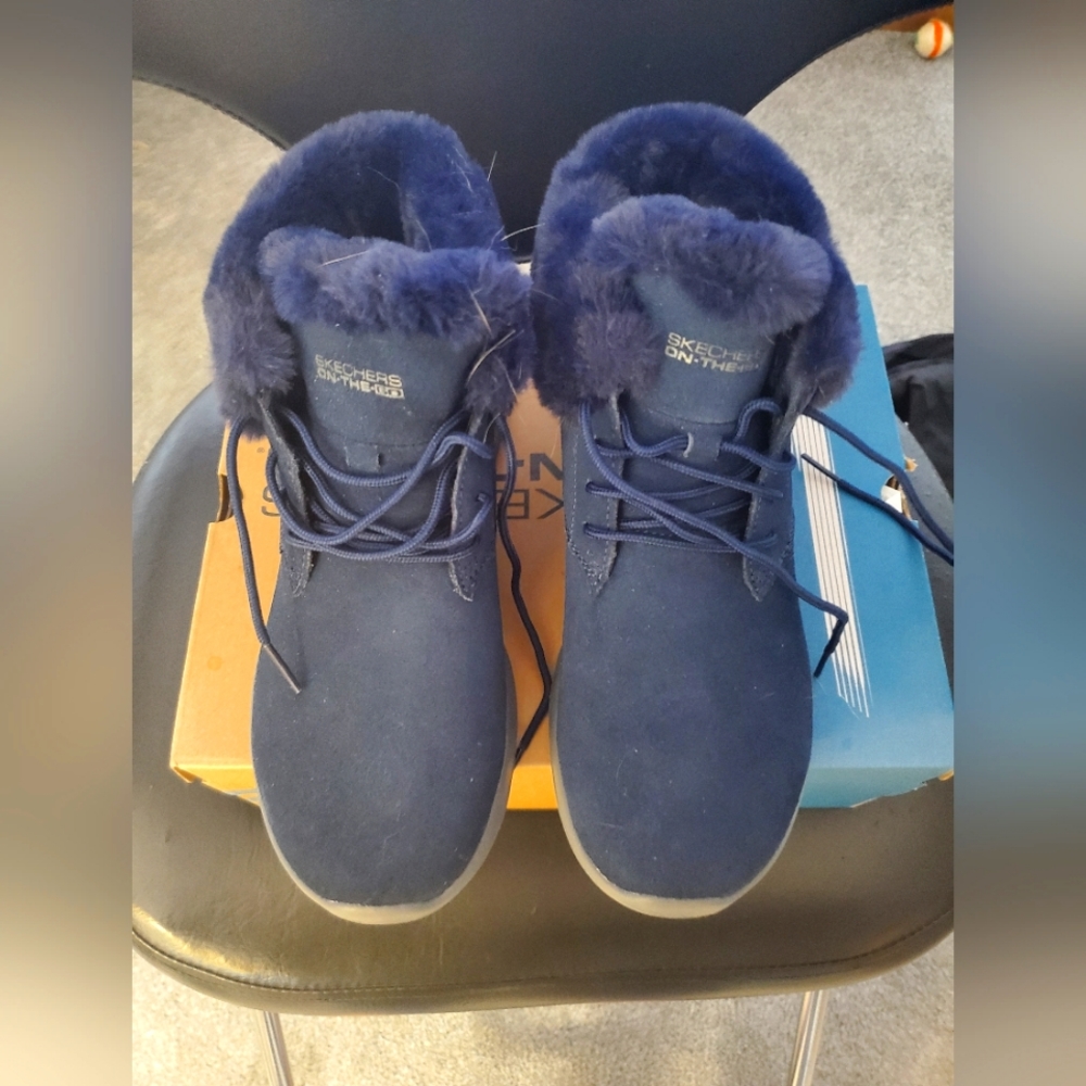 SKECHERS PERFORMANCE SIZE 8W BRAND NEW IN BOX.